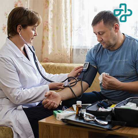 Когда пора лечить алкоголизм Нарколог дома у пациента измеряет давление
